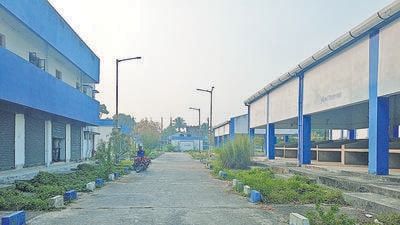 The Krishak Bazar in Gosaba in West Bengal’s South 24 Parganas district wears an empty look. (HT photo) The Krishak Bazar in Gosaba in West Bengal’s South 24 Parganas district wears an empty look. (HT photo)