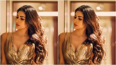 Styled by fashion stylist Rishika Devnani, Mouni wore her tresses open in wavy curls with a middle part. (Instagram/@imouniroy) Styled by fashion stylist Rishika Devnani, Mouni wore her tresses open in wavy curls with a middle part. (Instagram/@imouniroy)