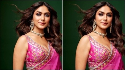 Mrunal decked up in a sheer silk pink saree featuring silver resham thread details and silver zari patterns. (Instagram/@mrunalthakur) Mrunal decked up in a sheer silk pink saree featuring silver resham thread details and silver zari patterns. (Instagram/@mrunalthakur)