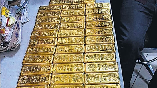 Customs seizes 61 kg gold worth <span class='webrupee'>?</span>32 crore at city airport