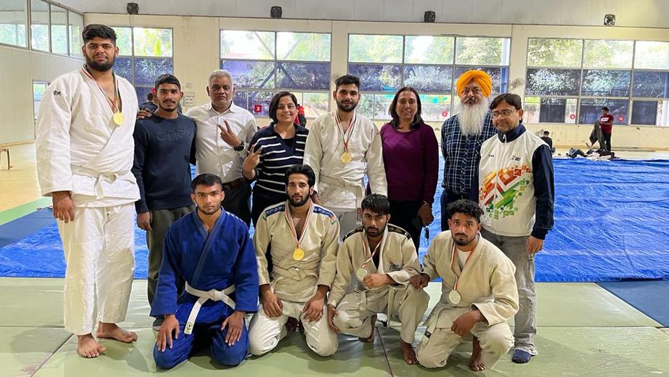 The victorious SGGS 26 judo team. (HT Photo) The victorious SGGS 26 judo team. (HT Photo)