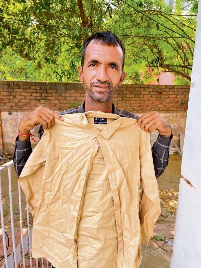 Clothes Box Foundation distributes blankets which are made using waste clothes. Clothes Box Foundation distributes blankets which are made using waste clothes.