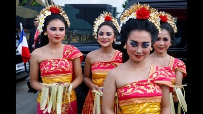Dancers wait for the arrival of French President Emmanuel Macron before the G20 Summit, at Ngurah Rai International airport in Denpasar on the Indonesian resort island of Bali on November 14, 2022 (AFP) Dancers wait for the arrival of French President Emmanuel Macron before the G20 Summit, at Ngurah Rai International airport in Denpasar on the Indonesian resort island of Bali on November 14, 2022 (AFP)