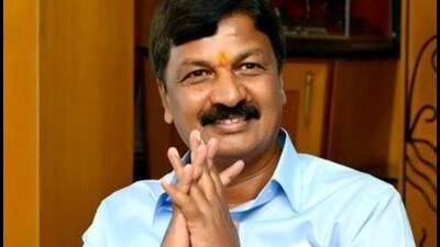 BJP legislator Ramesh Jarkiholi’s brother Balachandra Jarkiholi met JD(S) leader H D Kumaraswamy twice in Bengaluru and discussed the possibility his brother and some of his supporting legislators joining the JD(S). (ANI) BJP legislator Ramesh Jarkiholi’s brother Balachandra Jarkiholi met JD(S) leader H D Kumaraswamy twice in Bengaluru and discussed the possibility his brother and some of his supporting legislators joining the JD(S). (ANI)