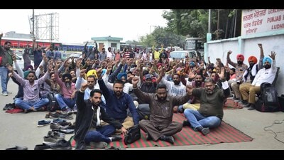 Punjab roadways/PRTC employees union stage protest against state government at bus stand in Ludhiana on Monday. (Hindustan Times) Punjab roadways/PRTC employees union stage protest against state government at bus stand in Ludhiana on Monday. (Hindustan Times)