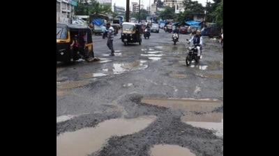 The Lucknow Municipal Corporation managed to fill 60% of the potholes on 170 kilometres of city road till Monday. (HT PHOTO)
