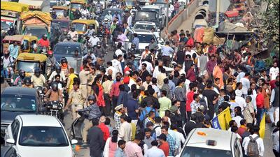 The last-day rush led to crowding at several centres while the traffic jams impacted vehicular movement at key intersections such as ITO and Vikas Marg. (Raj K Raj/HT Photo)