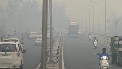Commuters ply on a flyover enveloped with smog due to burning of paddy stubble in Bathinda on Monday. (Sanjeev Kumar/HT) Commuters ply on a flyover enveloped with smog due to burning of paddy stubble in Bathinda on Monday. (Sanjeev Kumar/HT)