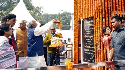 Bihar Chief Minister Nitish Kumar pays floral tribute to the statue of India's first prime minister Jawaharlal Nehru on his 133rd birth anniversary in Patna. (ANI)