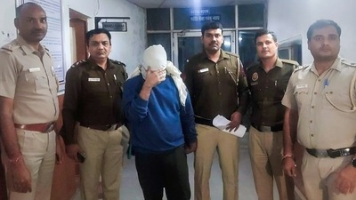 Police personnel along with accused Aftab Amin Poonawalla pose at Mehrauli police station on Monday, (PTI)