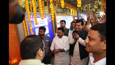 Minister for energy and urban development AK Sharma inaugurating the first smart bus shelter, in Varanasi, on Monday. (HT Photo)