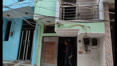 New Delhi, India- November 14, 2022: A view of the house in Delh’s Chhattarpur Pahari area. Delhi Police cracked a six-month-old blind murder case, and arrested a man for allegedly killing his 28-year-old live-in partner, and for chopping her body into 35 pieces and disposing of them at different places in and around the national capital. The accused has been identified as Aftab Amin Poonawalla (28), a resident of Mumbai, who was caught on Saturday on the basis of the deceased's father's complaint and has been sent to police remand for five days, the police said on Monday, in New Delhi on Monday, November 14, 2022. (HT Photo) New Delhi, India- November 14, 2022: A view of the house in Delh’s Chhattarpur Pahari area. Delhi Police cracked a six-month-old blind murder case, and arrested a man for allegedly killing his 28-year-old live-in partner, and for chopping her body into 35 pieces and disposing of them at different places in and around the national capital. The accused has been identified as Aftab Amin Poonawalla (28), a resident of Mumbai, who was caught on Saturday on the basis of the deceased's father's complaint and has been sent to police remand for five days, the police said on Monday, in New Delhi on Monday, November 14, 2022. (HT Photo)