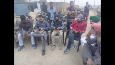 The sub divisional magistrate, Jalalabad, reached at the spot and successfully got all the hostages freed at about 8.30 pm. (HT photo)