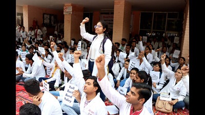 Bond policy: medical students to take out protest march today