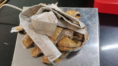 Customs officials at the Shaheed Bhagat Singh International Airport arrested a passenger from Dubai with 1.2kg gold, in paste form, concealed in his clothes and turban. (HT Photo)