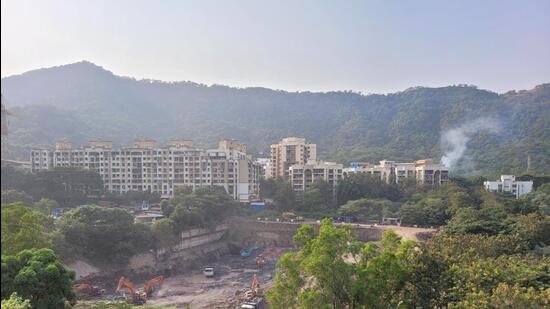The problem is so severe that shopkeepers nearby have to keep their doors shut to ensure dust does not settle on their wares. (HT PHOTO)