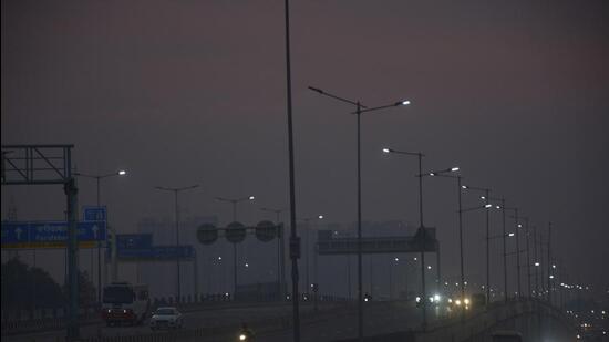 Ghaziabad, India - November 13, 2022: Commuters pass through a smog-filled Ghaziabad-Delhi-Meerut Expressway near Mehrauli, in Ghaziabad, India, on Sunday, November 13, 2022. (Photo by Sakib Ali/ Hindustan Times)