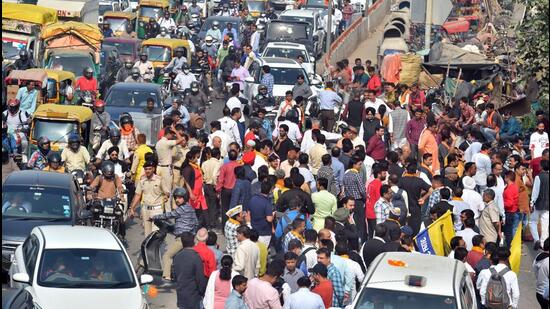 The last-day rush led to crowding at several centres while the traffic jams impacted vehicular movement at key intersections such as ITO and Vikas Marg. (Raj K Raj/HT Photo)