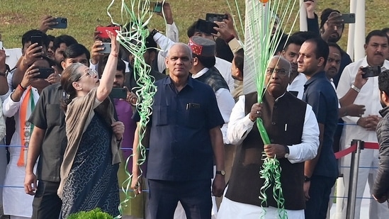 The Congress paid tributes to India's first prime minister Jawaharlal Nehru on his birth anniversary.(ANI)