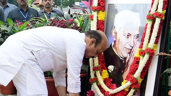 Karnataka Chief Minister Basavaraj S Bommai pays tribute to the portrait of India's first prime minister Jawaharlal Nehru on his 133rd birth anniversary in front of Vidhana Soudha in Bengaluru.(ANI)