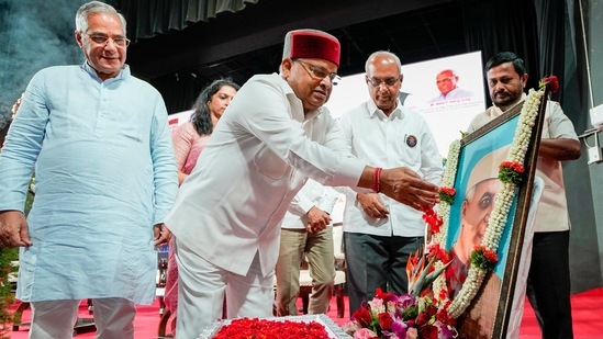 Karnataka Governor Thaawarchand Gehlot pays tribute to India's first prime minister Jawaharlal Nehru on his birth anniversary, celebrated as Children's Day, at Cubbon Park in Bengaluru.(PTI)