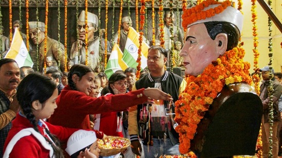 Students from a school in Dehradun pay floral tribute to India's first prime minister Jawaharlal Nehru on his birth anniversary.(PTI)
