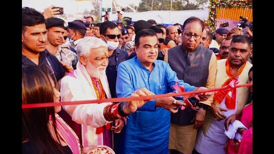 Union minister for road transport and highways Nitin Gadkari in Buxar on Monday. (HT Photo)