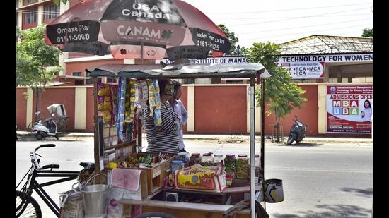 The municipal corporation (MC) had in September issued a work order to establish one vending zone on Hambran Road under Smart City Mission at a cost of ₹1.18 crore, but even that is hanging fire. (HT File)