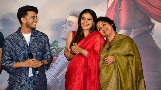 Salaam Venky lead actor Vishal Jethwa looks on as Kajol shares a moment with director Revathi. It will release in theatres on December 9. The film is based on Shrikant Murthy's book The Last Hurrah. (Varinder Chawla)
