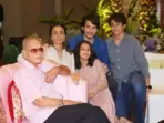 Mahesh Babu posed or a new photo with his family.