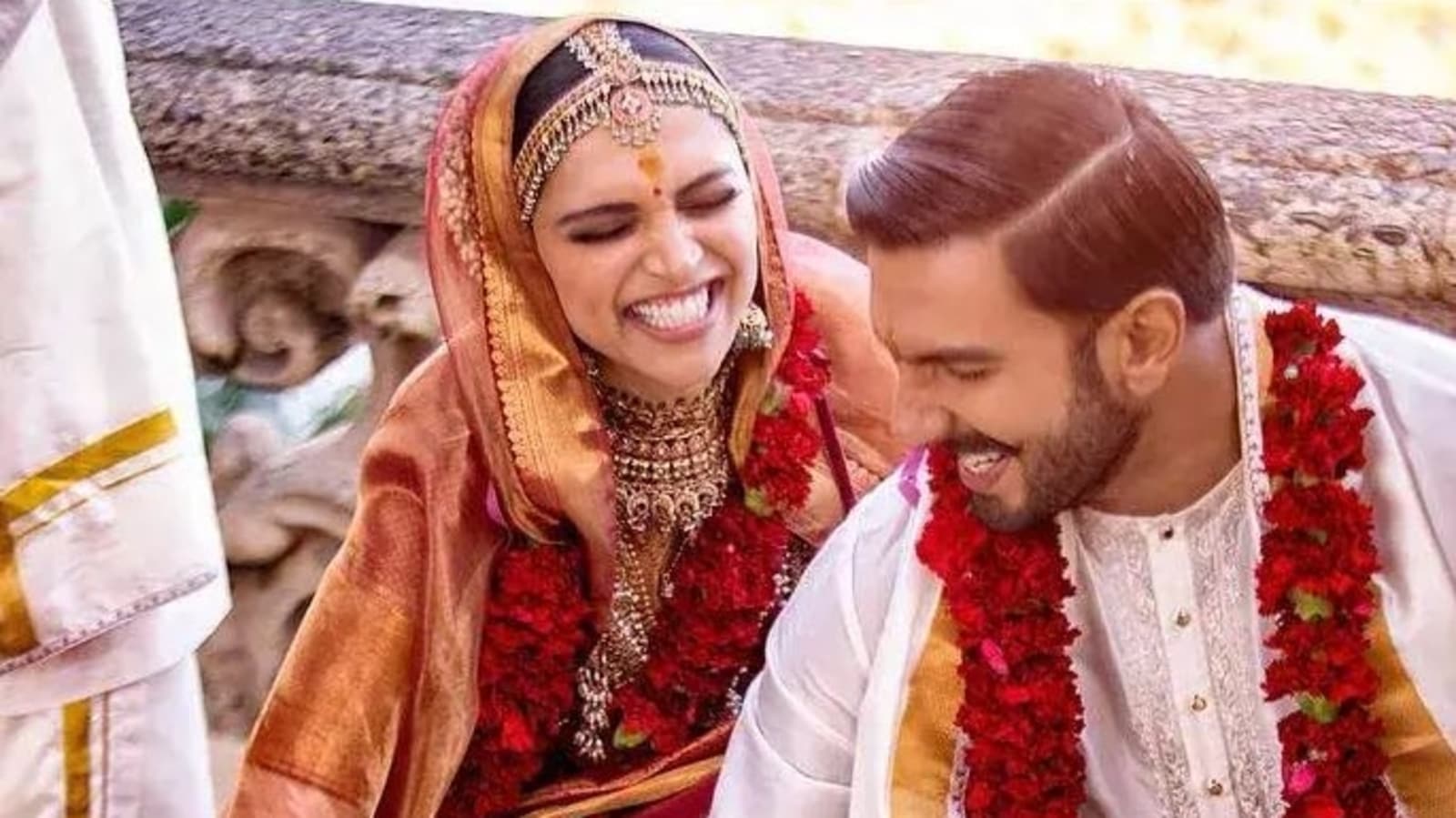 Ranveer Singh Declares Himself As The Luckiest Guy In The World As He Poses  With Beautiful Deepika At His Wedding Reception!! - HungryBoo