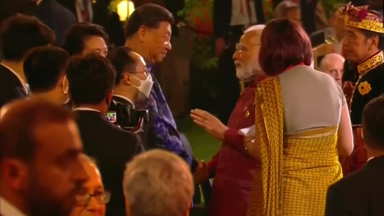 莫迪总理和中国国家主席习近平在印度尼西亚举行的 G20 峰会晚宴上互致问候
