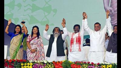 Jharkhand chief minister Hemant Soren with JMM Supremo Shibhu Soren, and state Congress In-charge Avinash Pandey and others at the statehood day function in Ranchi on Tuesday. (ANI) Jharkhand chief minister Hemant Soren with JMM Supremo Shibhu Soren, and state Congress In-charge Avinash Pandey and others at the statehood day function in Ranchi on Tuesday. (ANI)