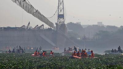 Rescuers search for survivors on October 31 after a suspension bridge collapsed in Gujarat’s Morbi. (REUTERS Photo) Rescuers search for survivors on October 31 after a suspension bridge collapsed in Gujarat’s Morbi. (REUTERS Photo)