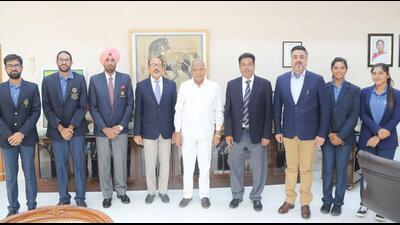 City-based golfers with Chandigarh Golf Association officials along and the governor of Punjab Banwarilal Purohit. (HT Photo)