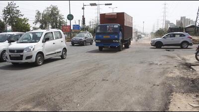 A view of Golf Course Extension Road in Gurugram, India. The couple was travelling towards Kherki Daula and attempting to cross the road when the truck hit them. (Yogendra Kumar/HT Photo) A view of Golf Course Extension Road in Gurugram, India. The couple was travelling towards Kherki Daula and attempting to cross the road when the truck hit them. (Yogendra Kumar/HT Photo)