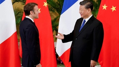 French President Emmanuel Macron meets with Chinese President Xi Jinping. (AFP) French President Emmanuel Macron meets with Chinese President Xi Jinping. (AFP)