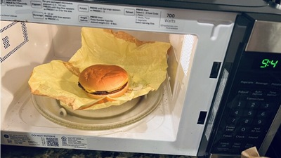 Man orders 20 hamburgers every week. (Twitter/@AraDG11) Man orders 20 hamburgers every week. (Twitter/@AraDG11)