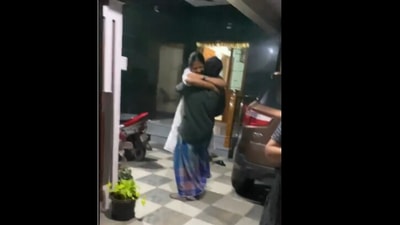 Woman surprises her parents. (Instagram/@barathi_aravind) Woman surprises her parents. (Instagram/@barathi_aravind)