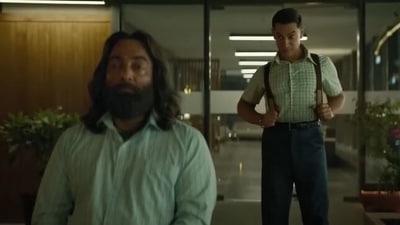 Manav Vij and Aamir Khan in a still from Laal Singh Chaddha.