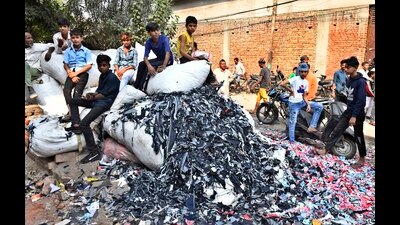 Mayapuri and its adjoining areas are sitting on a powder keg as most traders in the area deal with inflammable hosiery waste and few units have made adequate fire safety arrangements. (Gurpreet Singh/HT)