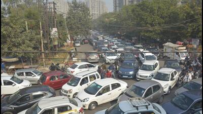 Heavy traffic congestion in the inner lanes of Kaushambi. (HT Archive) Heavy traffic congestion in the inner lanes of Kaushambi. (HT Archive)