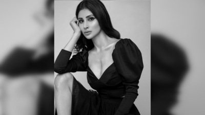 For her makeup, the Bengali beauty opted for bold winged eyes and defined eyebrows. (Instagram/@imouniroy)