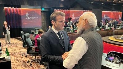 PM Modi interacts with French President Emmanuel Macron. (PMO)