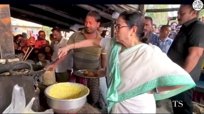 Mamata Banerjee frying pakoda in West Bengal's Jhargram. (AITC)
