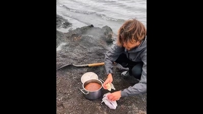 The image, taken from the Instagram video, shows a man baking a break in the ground. (Instagram/@kyanasue) The image, taken from the Instagram video, shows a man baking a break in the ground. (Instagram/@kyanasue)