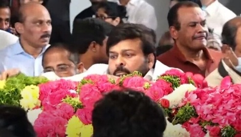 Chiranjeevi pays his final respects to Krishna. Chiranjeevi pays his final respects to Krishna.