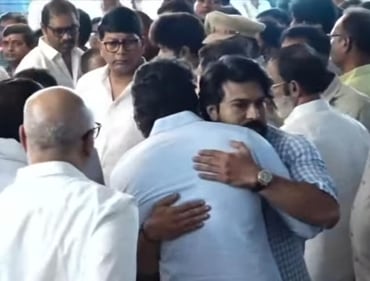 Ram Charan consoles Mahesh Babu. Ram Charan consoles Mahesh Babu.