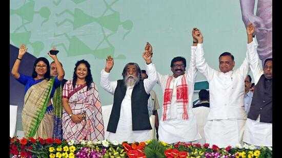 Jharkhand chief minister Hemant Soren with JMM Supremo Shibhu Soren, and state Congress In-charge Avinash Pandey and others at the statehood day function in Ranchi on Tuesday. (ANI) Jharkhand chief minister Hemant Soren with JMM Supremo Shibhu Soren, and state Congress In-charge Avinash Pandey and others at the statehood day function in Ranchi on Tuesday. (ANI)