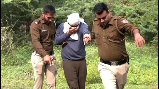 New Delhi, Nov 15 (ANI): Delhi Police brings the accused Aftab Amin Poonawalla in the Shraddha Walker murder case to the jungle area to recover other body parts disposed off by the accused, in New Delhi on Tuesday. So far, the police have recovered around 12 suspected body parts during the investigation. (ANI Photo) (ANI)
